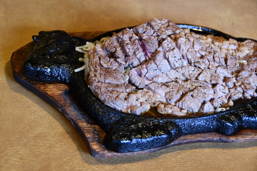 今貴重なアメリカ産の牛肉ステーキ。