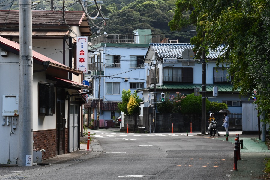 宇佐美駅から宇佐美商店街を海へ歩いていきます。