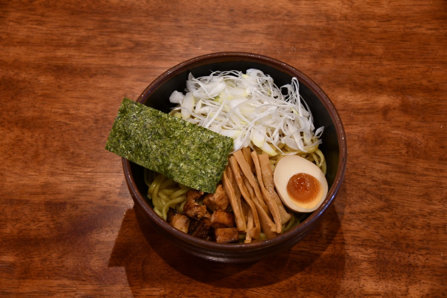 麺や一徳特製の油そば。