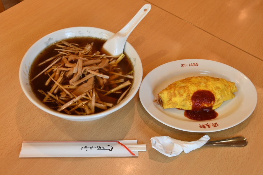 ネギラーメンとオムライスセット。