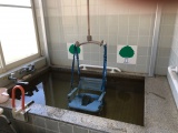 天井走行リフトによる温泉入浴