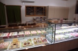 静かな店内でお好きな和菓子をお選び下さい