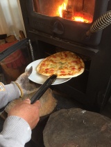 薪ストーブで焼いたパン・ピザのランチ